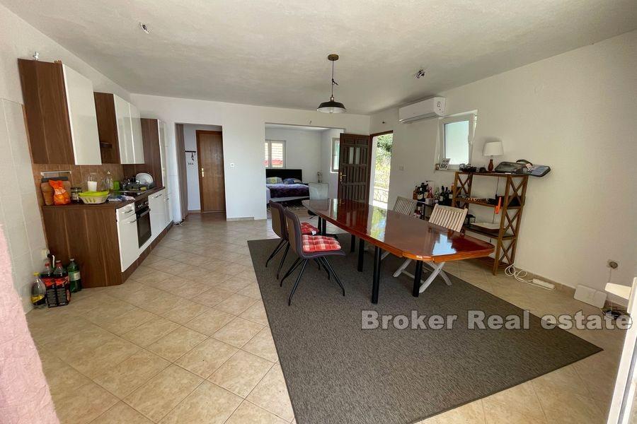 Maison au premier rang de la mer