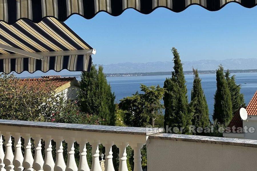 Villa i andra raden mot havet