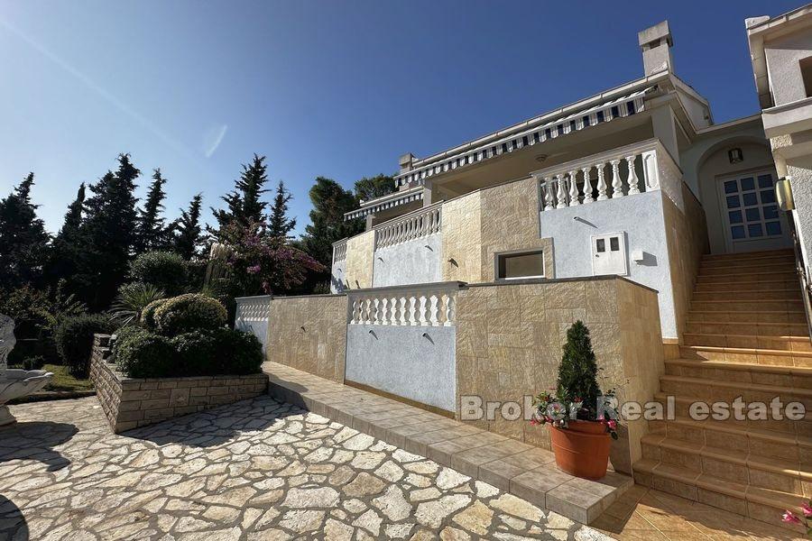 Villa i andra raden mot havet