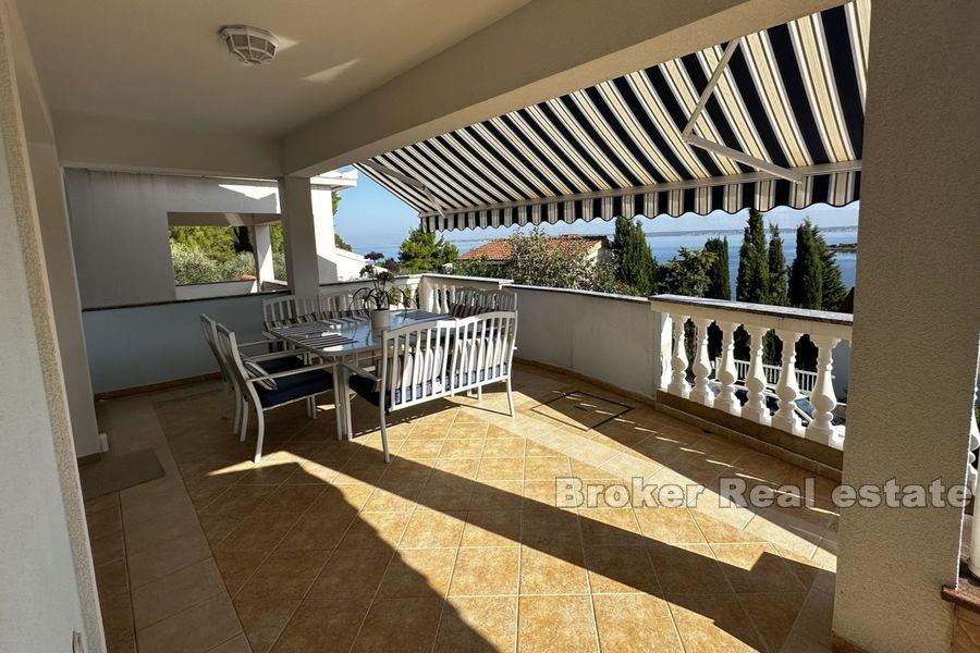 Villa i andra raden mot havet