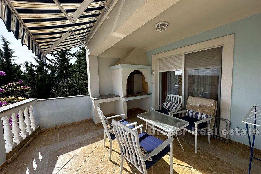 Villa i andra raden mot havet