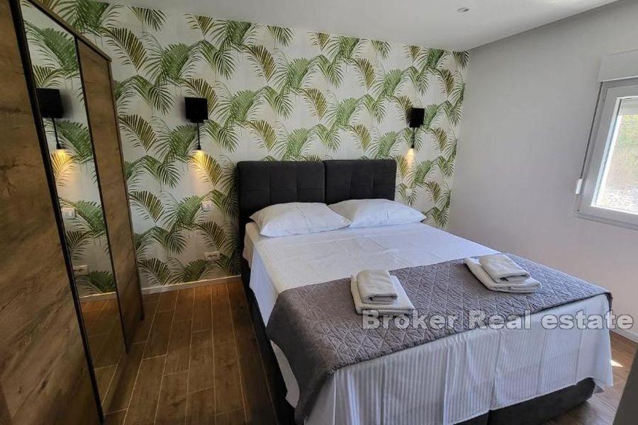 Ett modernt hus med utsikt över havet