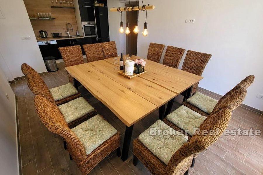 Ett modernt hus med utsikt över havet