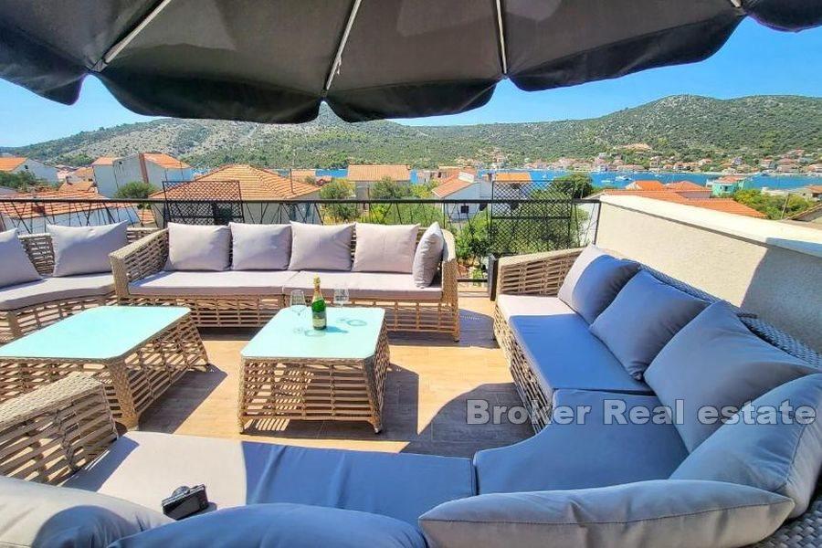 Ett modernt hus med utsikt över havet