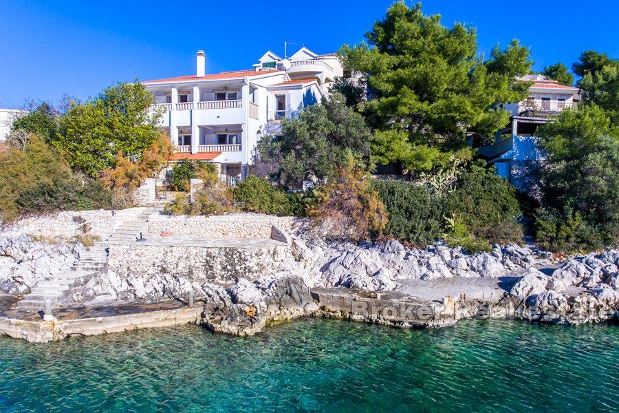 Maison au premier rang de la mer