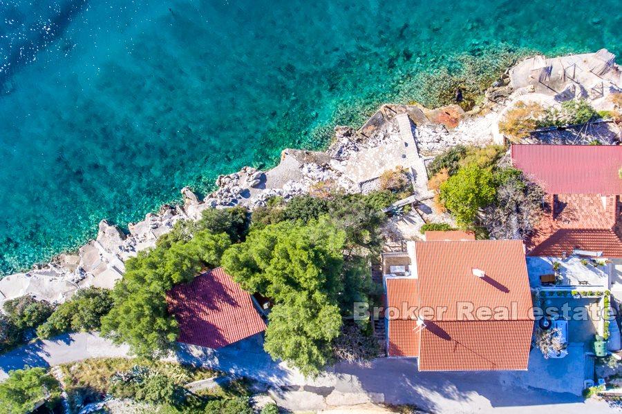 Hus i första raden mot havet