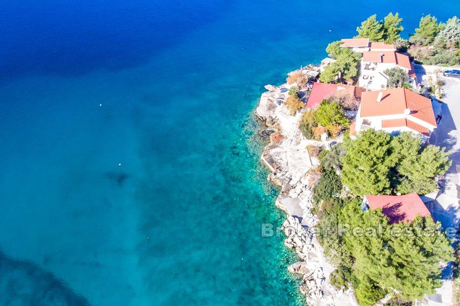 Hus i första raden mot havet