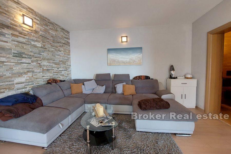 Maison au premier rang de la mer