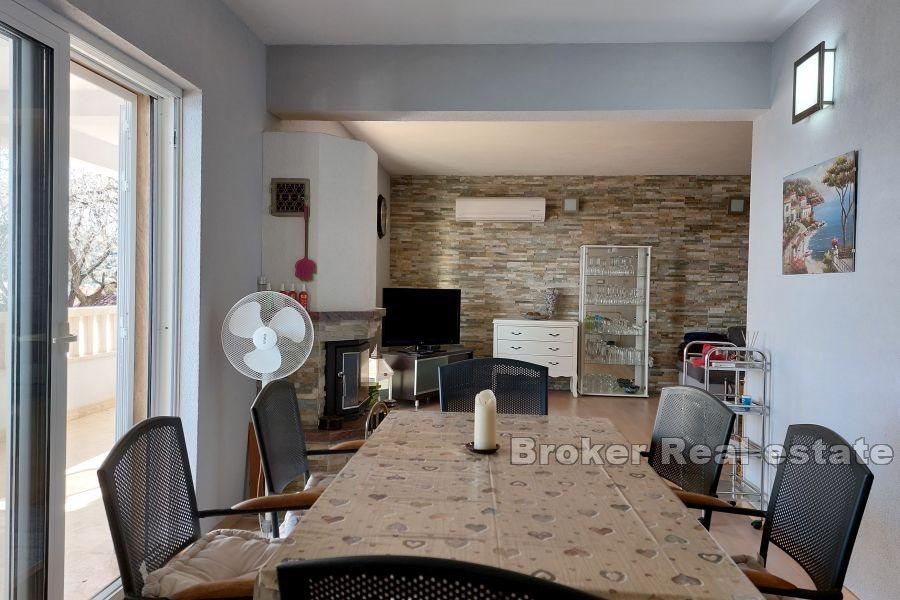 Maison au premier rang de la mer