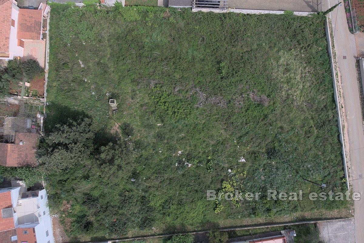 Byggnadsmark i andra raden till havet