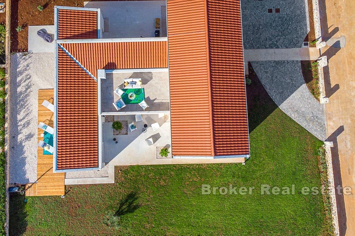 En villa med innendørsbasseng nær sjøen