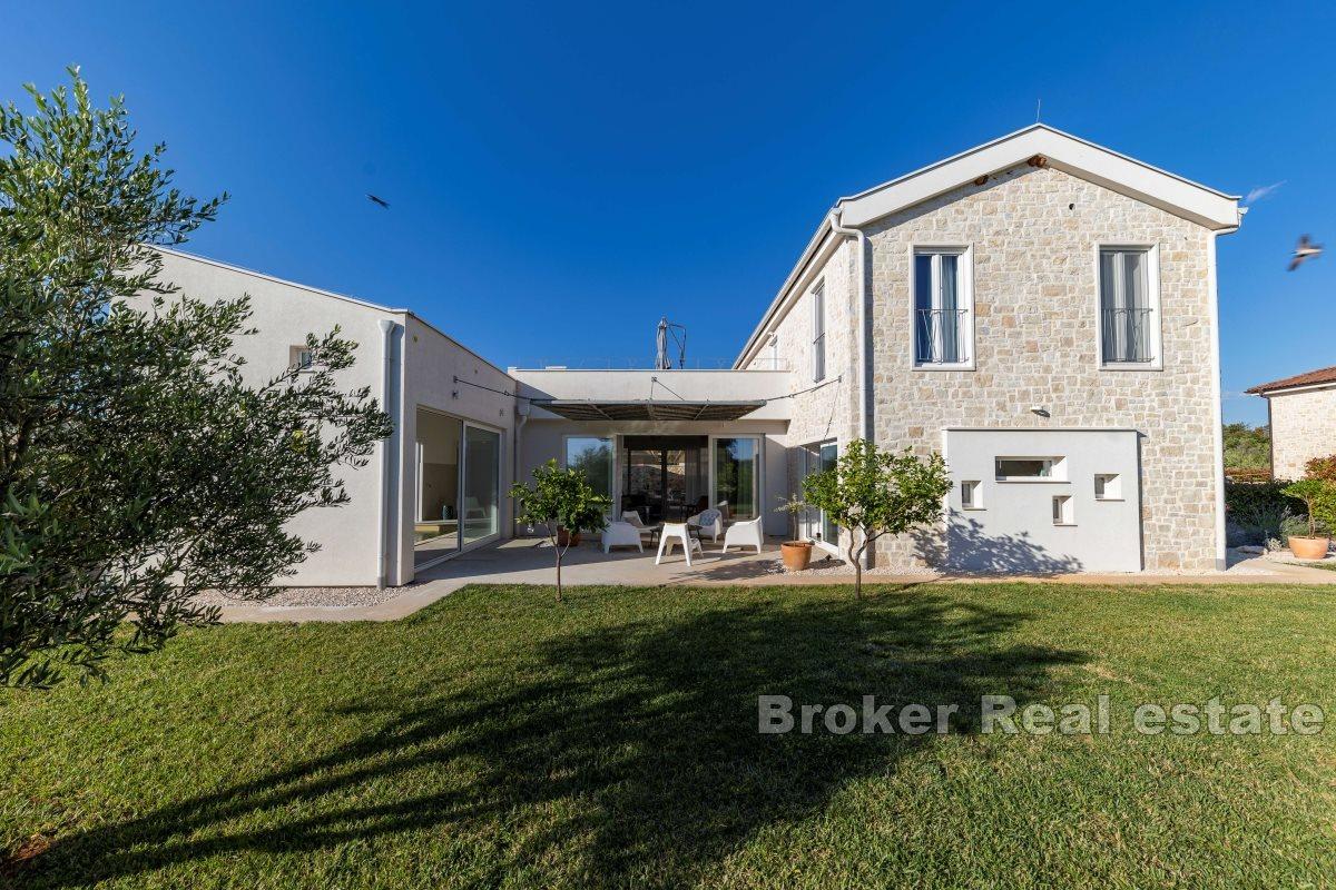 En villa med innendørsbasseng nær sjøen