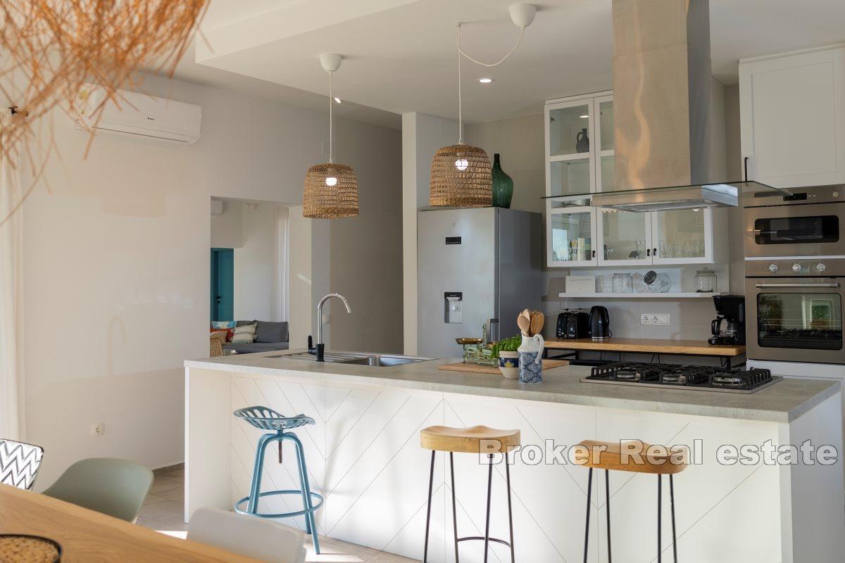 En villa med innendørsbasseng nær sjøen