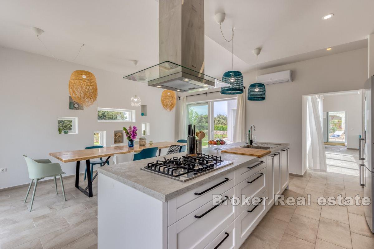 En villa med innendørsbasseng nær sjøen