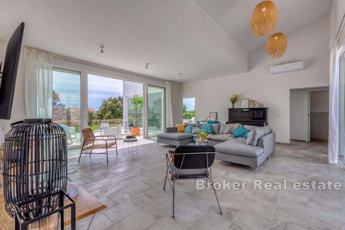 En villa med innendørsbasseng nær sjøen