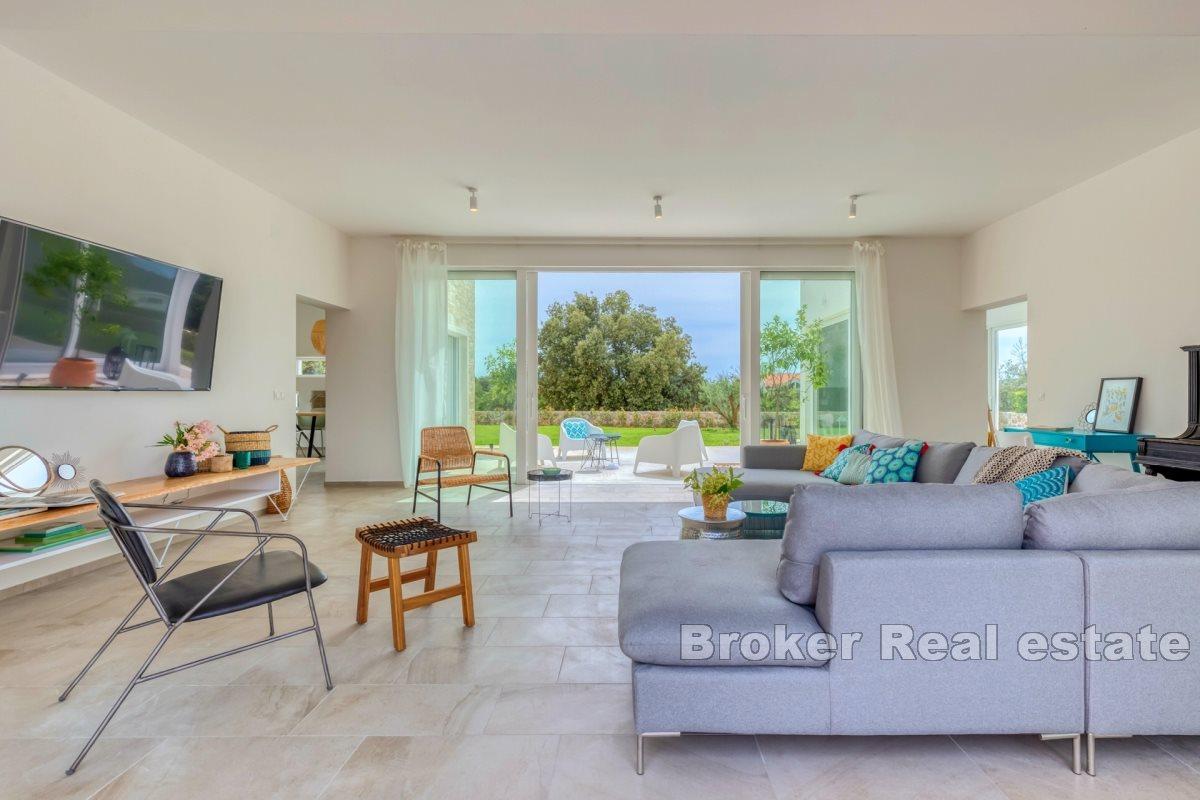 En villa med innendørsbasseng nær sjøen