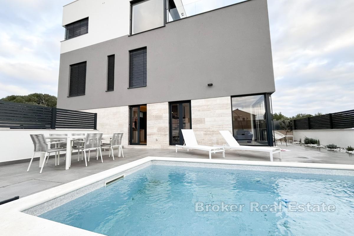 Villa mit Pool und Meerblick