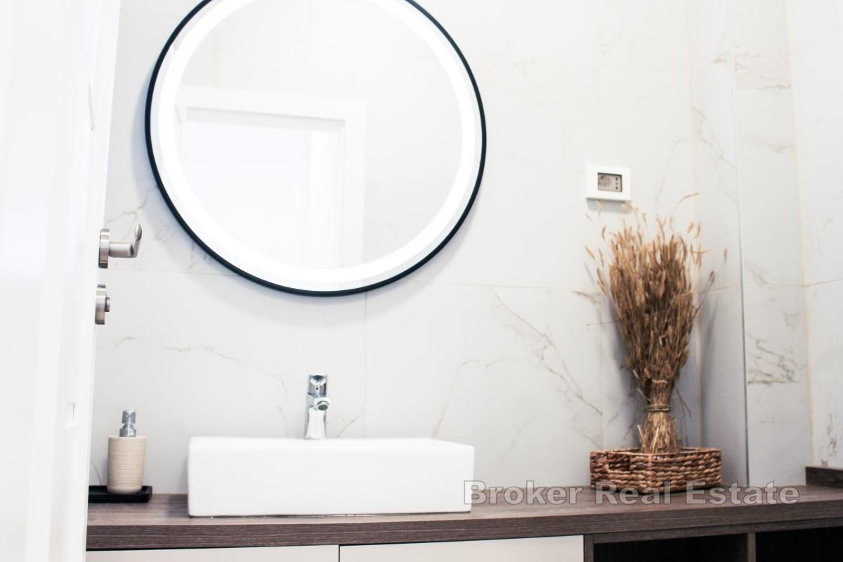 Villa mit Pool und Meerblick