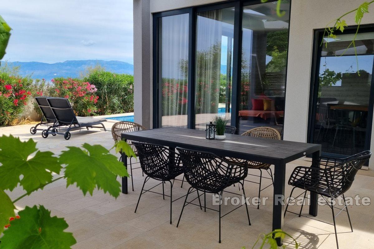 Villa med pool i första raden mot havet