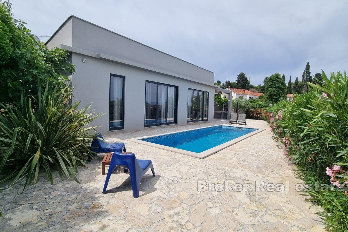 Villa avec piscine au premier rang de la mer