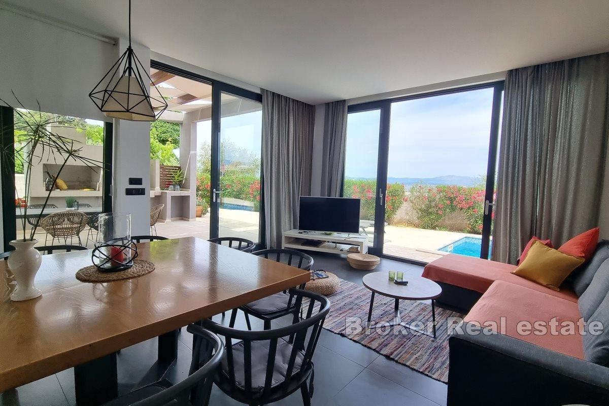 Villa avec piscine au premier rang de la mer