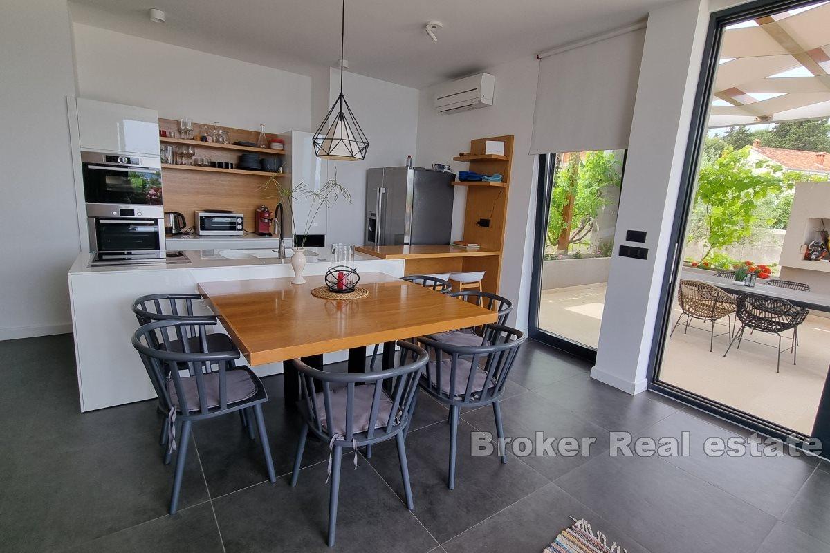 Villa avec piscine au premier rang de la mer