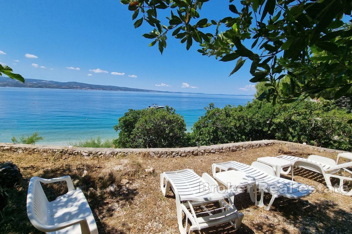 001-2041-81-Omis-House-in-the-first-row-to-the-sea-for-sale