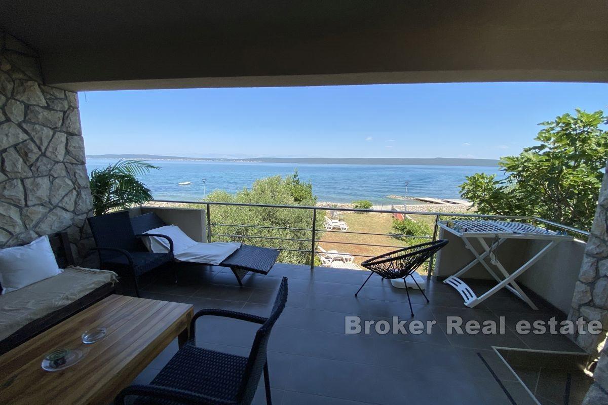 Maison au premier rang de la mer