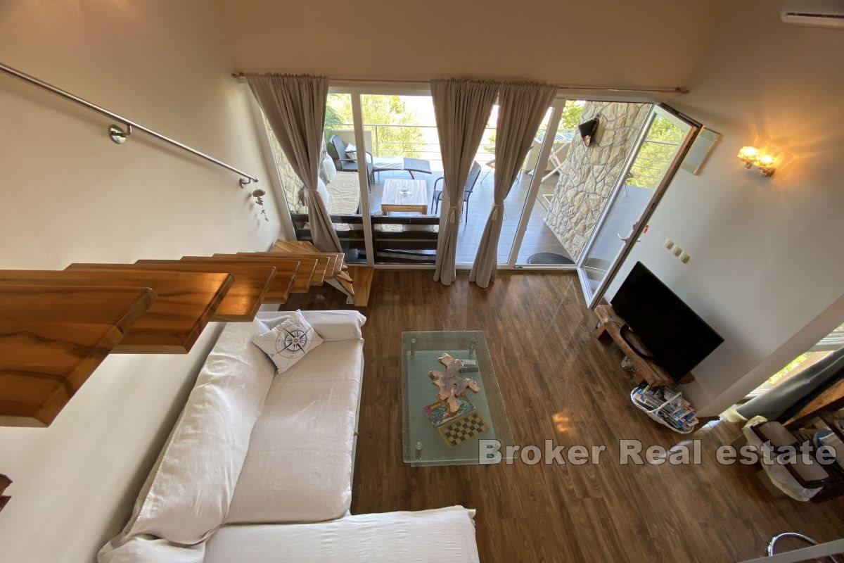 Maison au premier rang de la mer