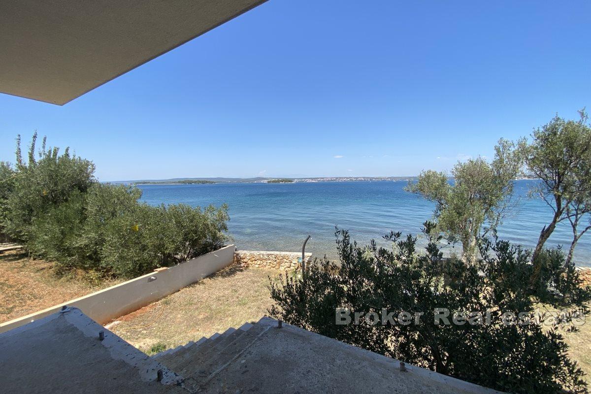 Villa in the first row to the sea