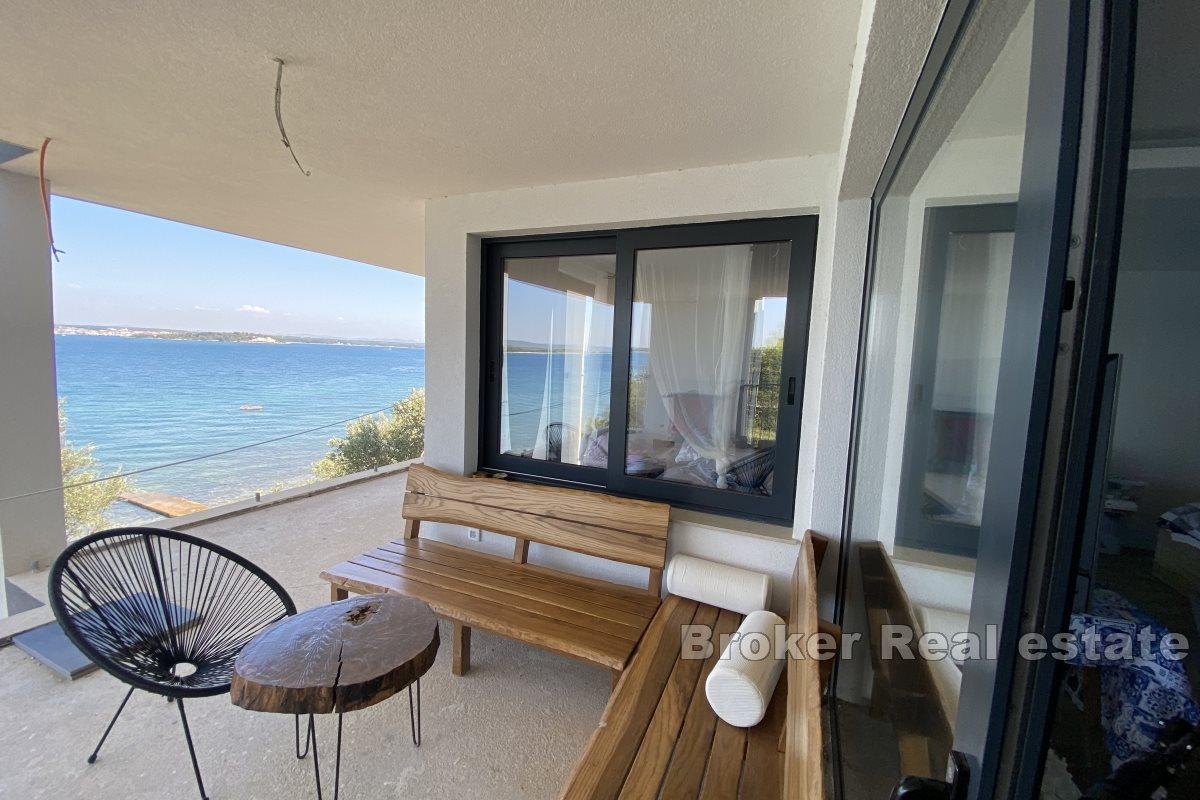 Villa in the first row to the sea