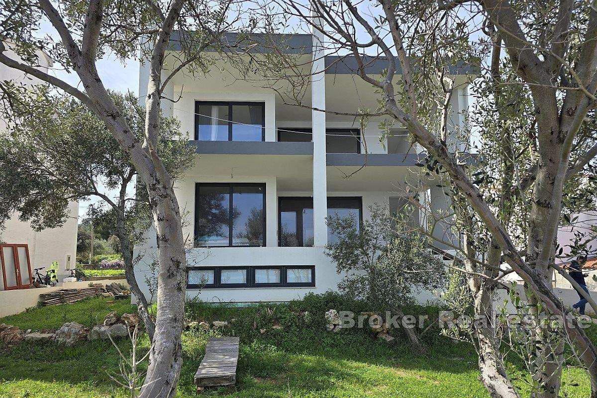 Villa in the first row to the sea