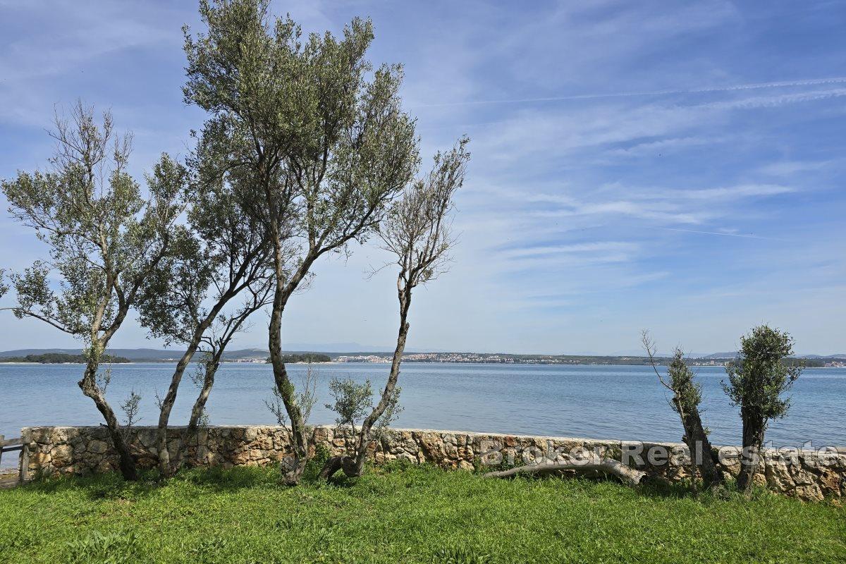 Villa in the first row to the sea