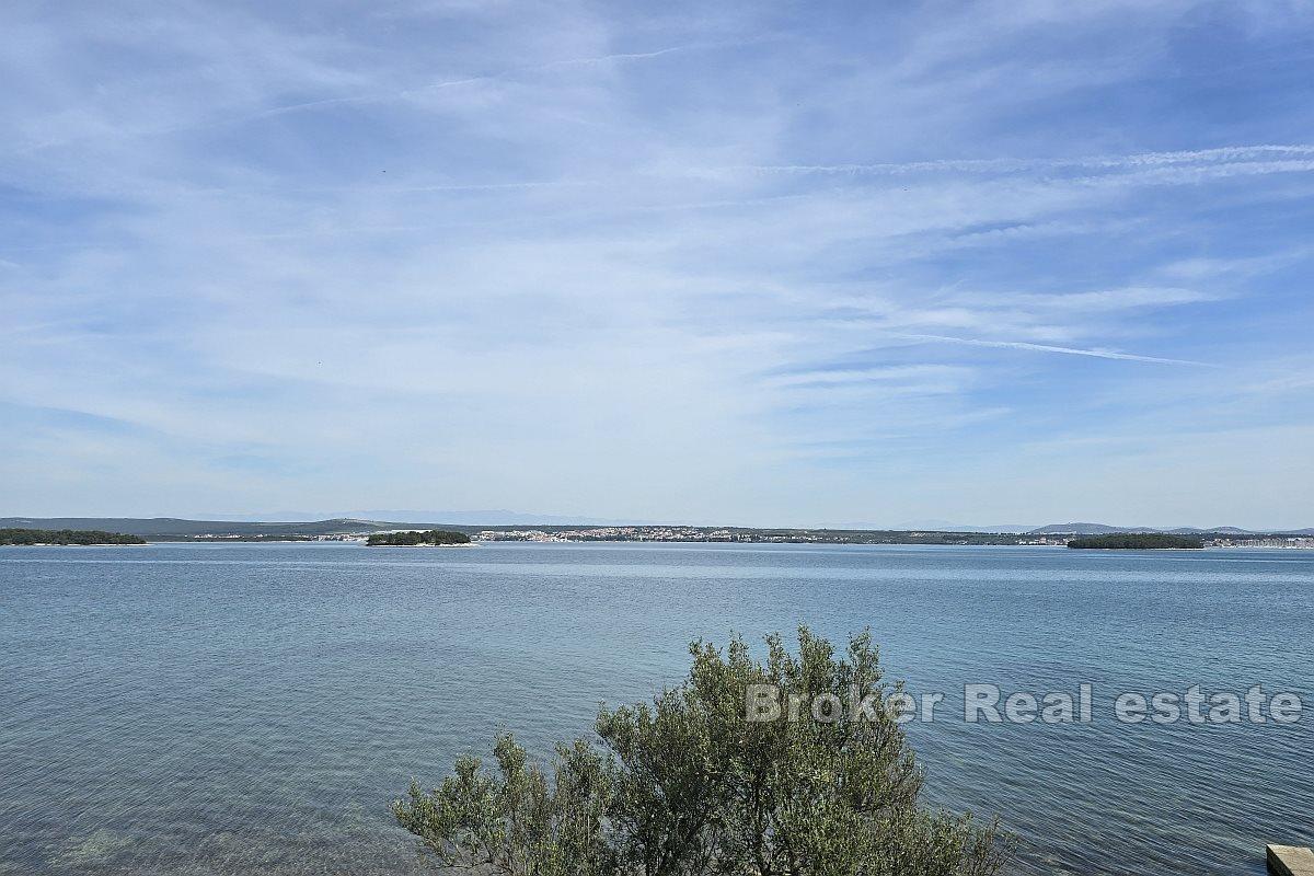 Villa in the first row to the sea
