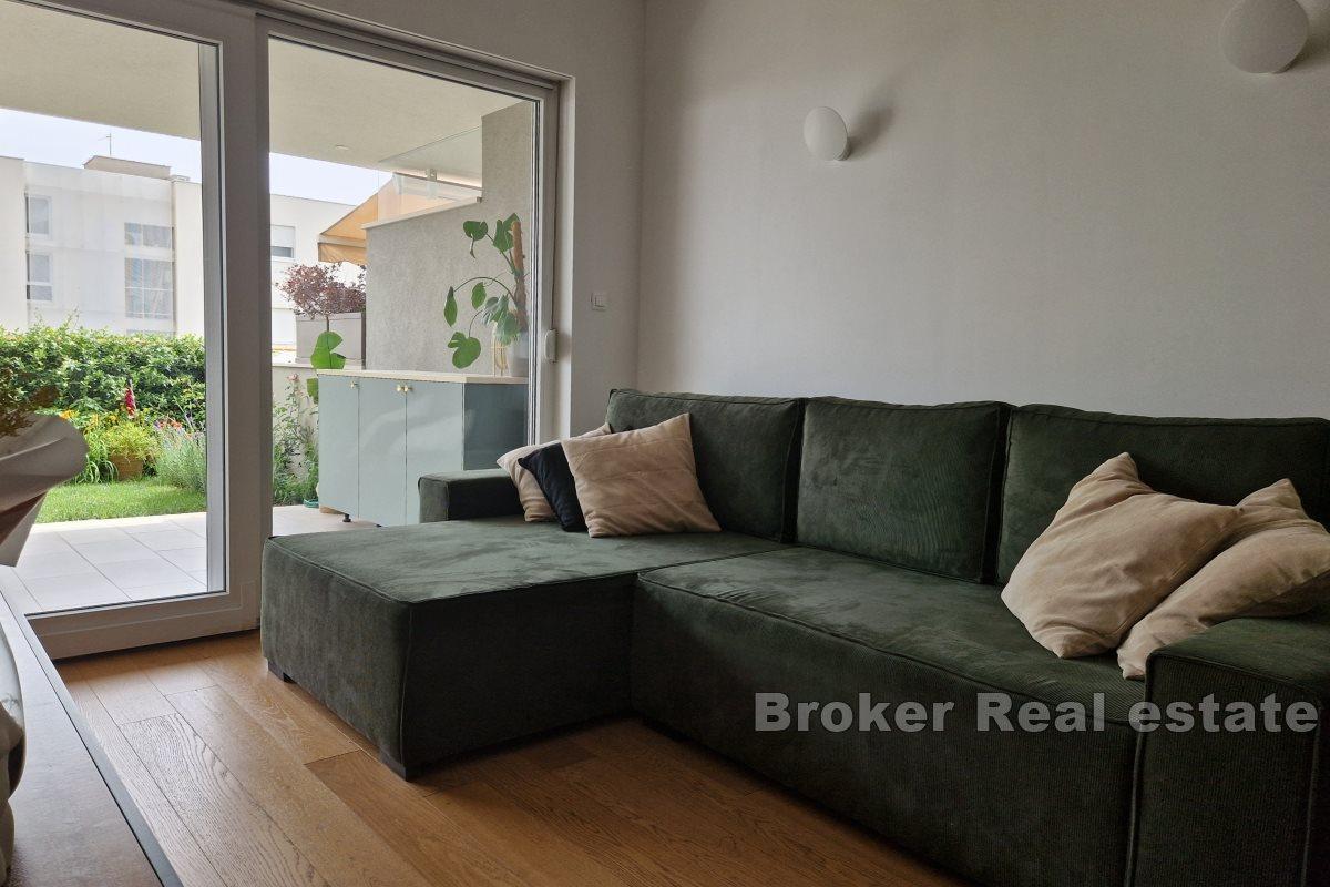 Moderne Wohnung mit Garten