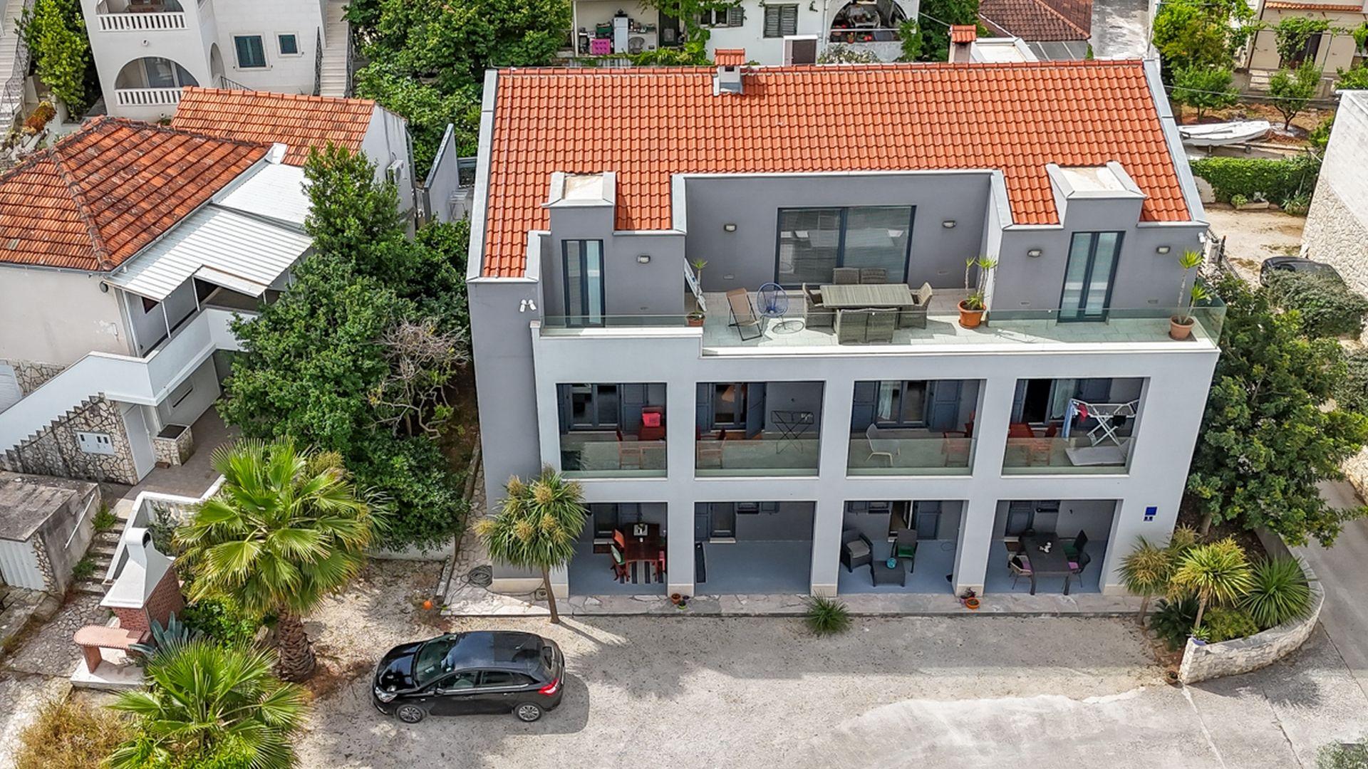 Apartmanska kuća u drugom redu do mora