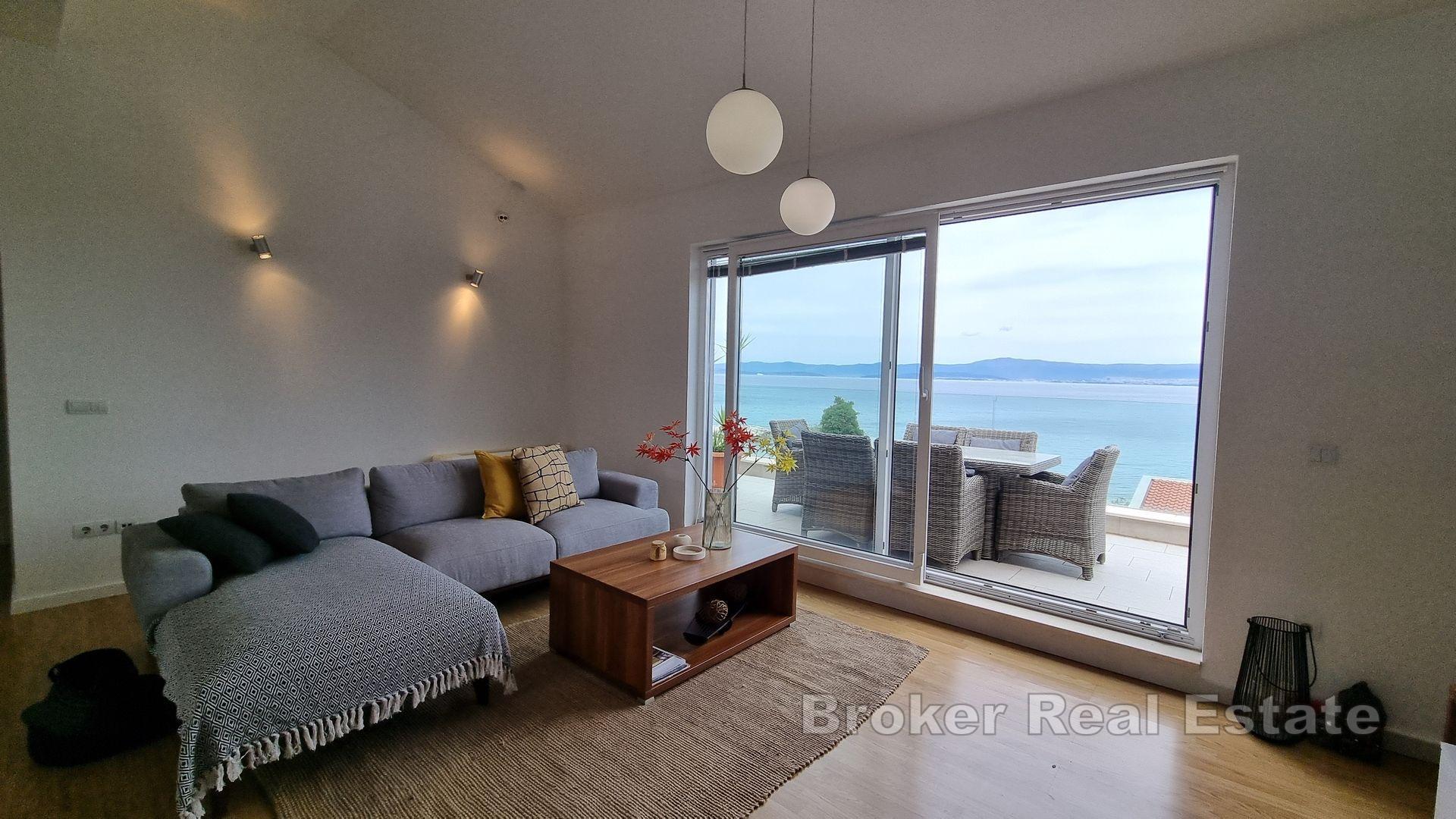 Apartmanska kuća u drugom redu do mora