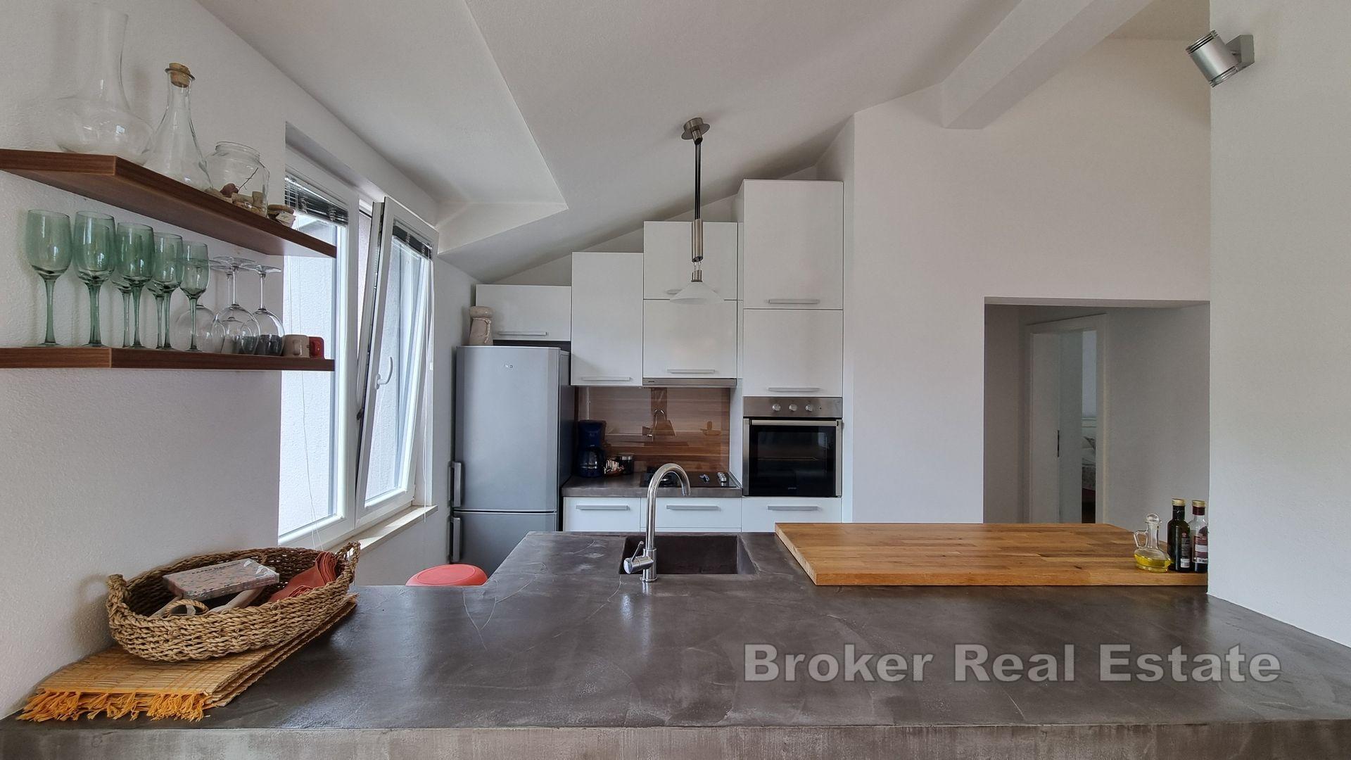 Apartmanska kuća u drugom redu do mora