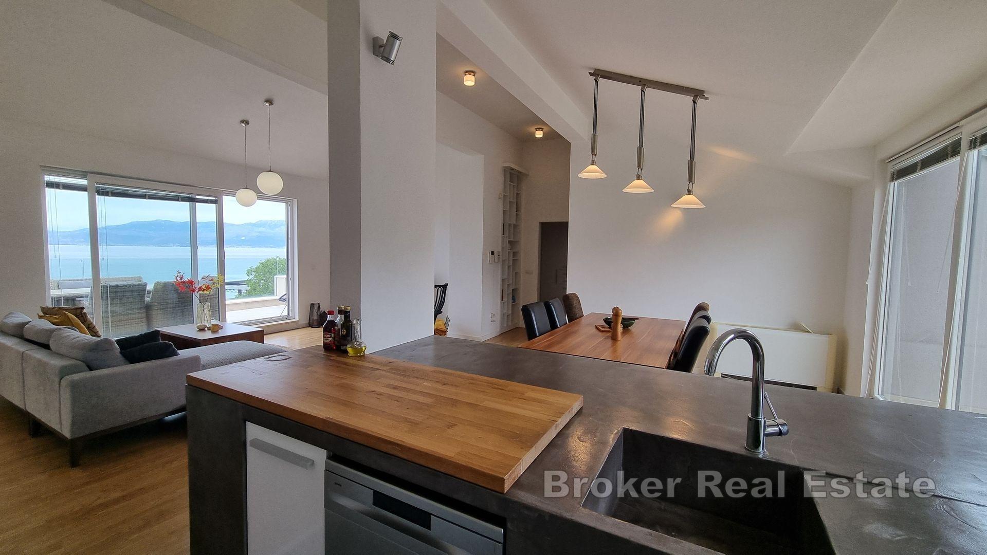 Многоквартирный дом во втором ряду от моря