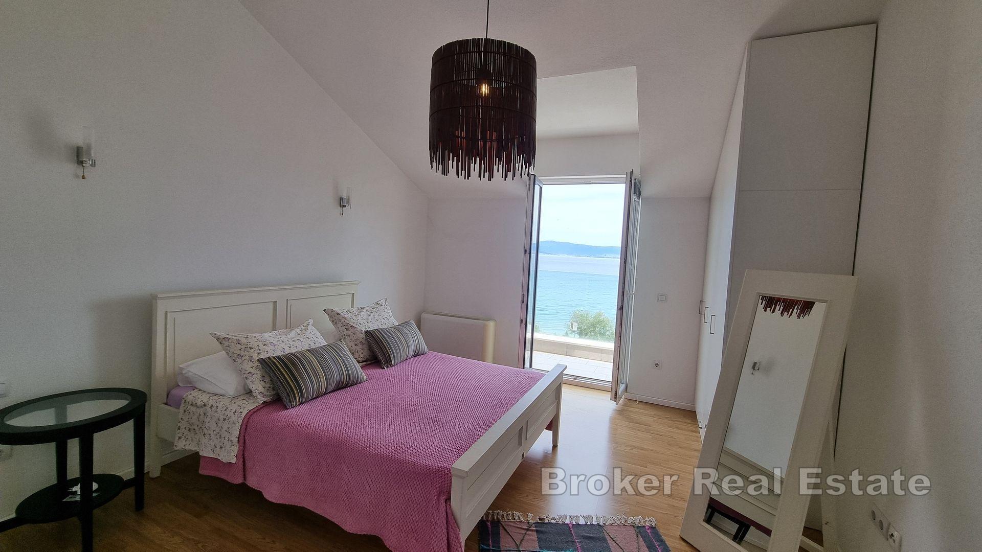 Apartmanska kuća u drugom redu do mora