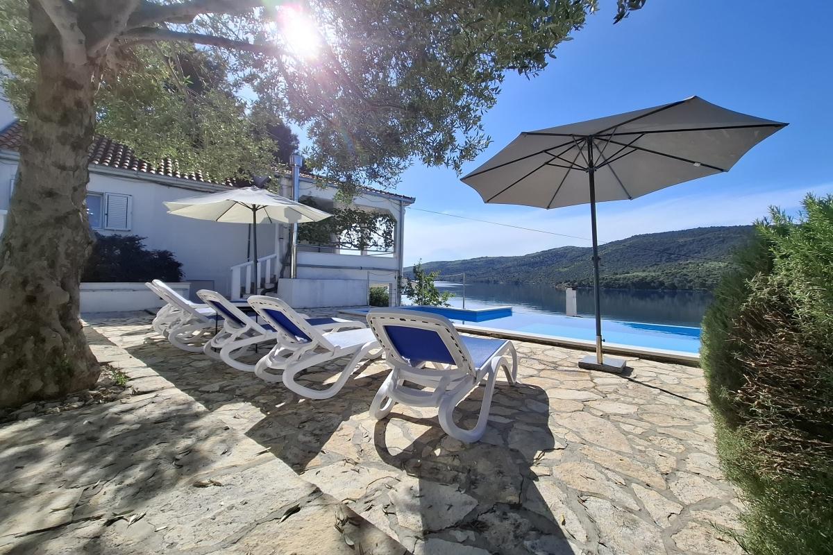 001-2041-90-marina-house-in-a-prime-location-near-the-sea-sale