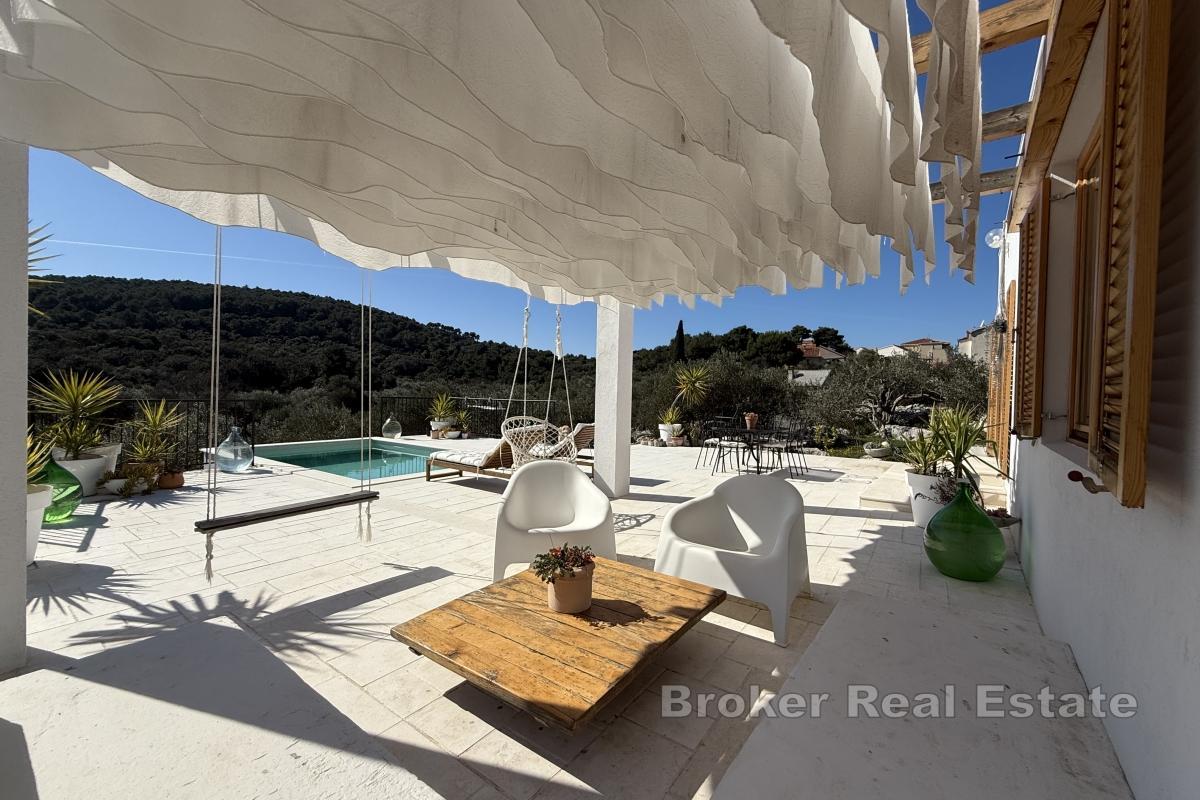 Moderne hus med svømmebasseng