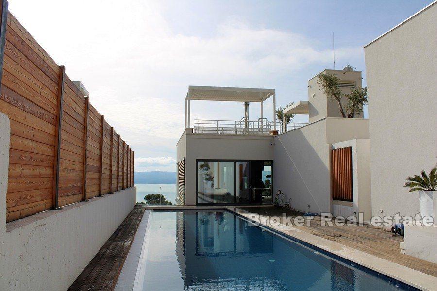 Moderne Villa mit Pool und Meerblick