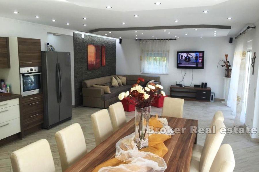 Dom z apartamentami z widokiem na morze