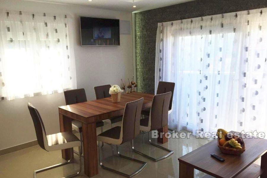 Dom z apartamentami z widokiem na morze