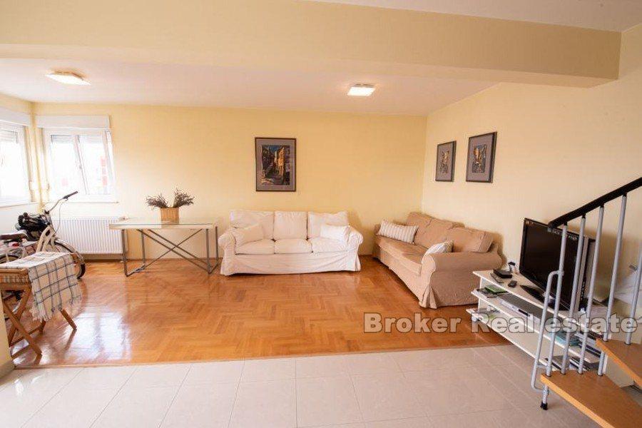 Penthouse mit drei Schlafzimmern und freiem Blick