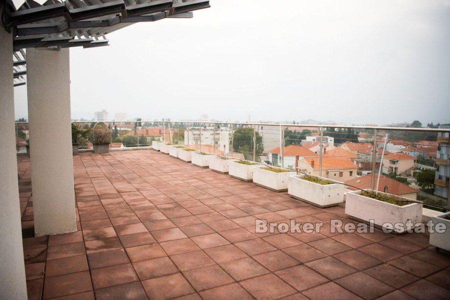 Penthouse de trois chambres avec vue dégagée