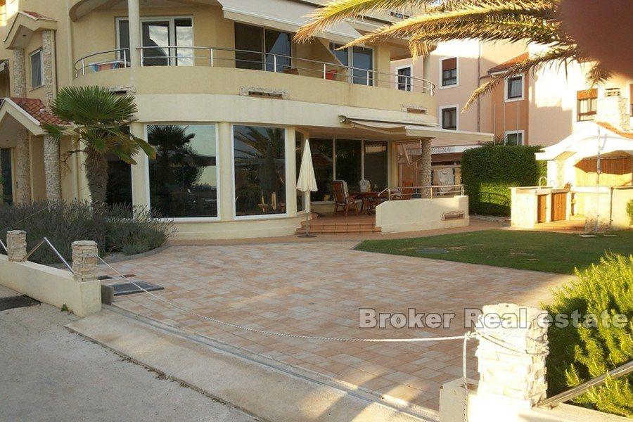 Luksusleilighet første rad til sjøen