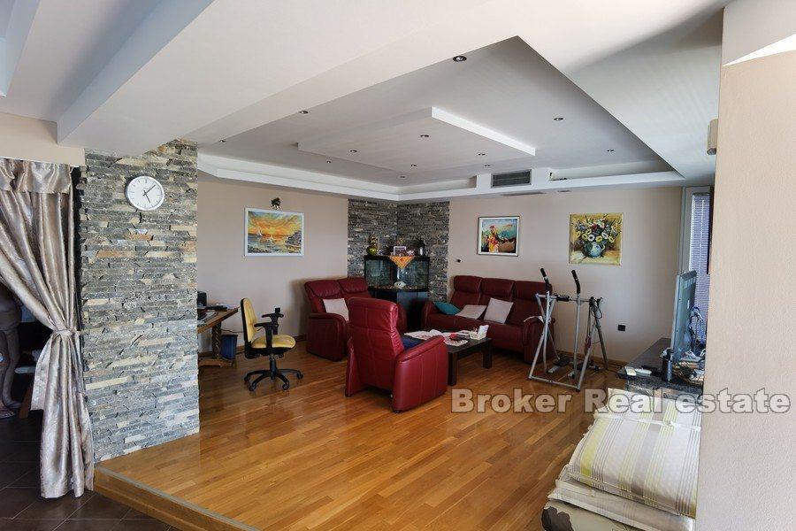 Lyxig lägenhet första raden till havet