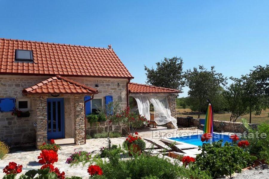 Casale in pietra con piscina in posizione tranquilla